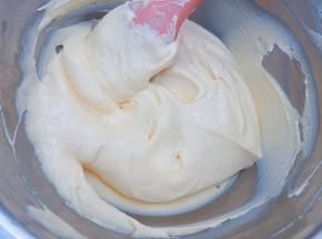 把奶油奶酪糊跟放凉的卡士达酱混合均匀