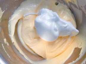 把打发好的蛋清跟芝士卡士达酱糊分次混合