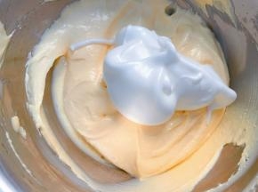 把打发好的蛋清跟芝士卡士达酱糊分次混合