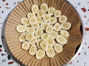 香蕉切成稍微厚一点的片，平铺在油纸盘里！