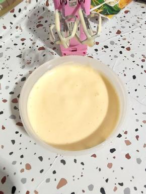 鸡蛋放入碗中，用电动打蛋器打发5分钟左右，呈乳化浓稠的状态！
