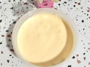 鸡蛋放入碗中，用电动打蛋器打发5分钟左右，呈乳化浓稠的状态！