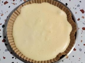 打发好的蛋糊倒在油纸盘里！