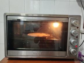 放入提前预热好的烤箱里，上下火180度烤5分钟！