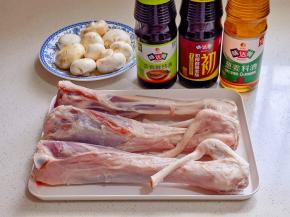 准备食材，口蘑去跟洗净。