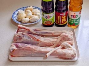 准备食材，口蘑去跟洗净。