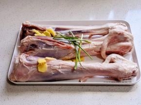 羊腿已经擦干水分，加入葱姜。