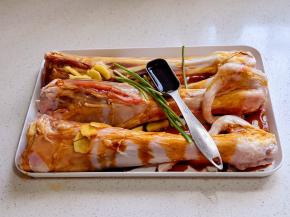 加入料酒，蒸鱼豉油，老抽。