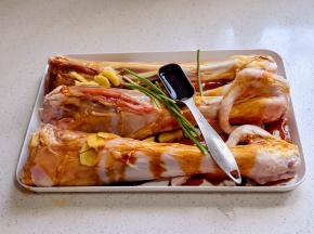 加入料酒，蒸鱼豉油，老抽。