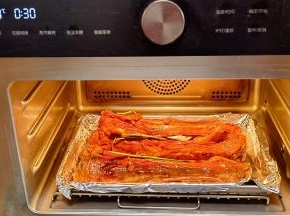 腌制好的羊腿放入烤盘中，蒸30分钟。（蒸锅隔水蒸也可以）