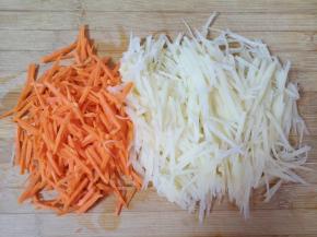 土豆和胡萝卜分别去皮洗干净，用擦丝器擦成细丝。