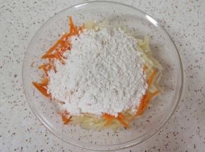 加入面粉搅拌均匀。