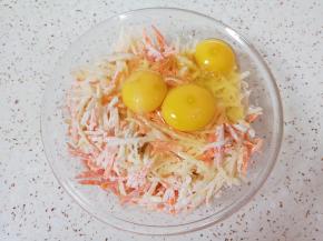 打入鸡蛋搅拌均匀。