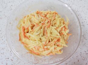 根据自己的口味放盐，加入2勺调和油搅拌均匀。