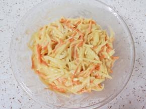 根据自己的口味放盐，加入2勺调和油搅拌均匀。