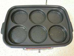 多功能锅装上六圆盘，刷上一层调和油预热。