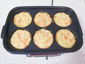 舀入土豆丝蛋糊。