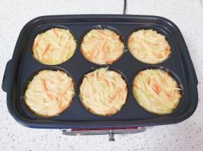 舀入土豆丝蛋糊。
