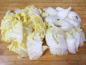 白菜洗干净控一下水分,白菜帮子和叶子分开切成块。