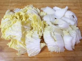 白菜洗干净控一下水分,白菜帮子和叶子分开切成块。