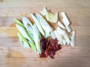 葱姜蒜和干红辣椒分别切好。