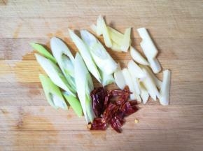 葱姜蒜和干红辣椒分别切好。