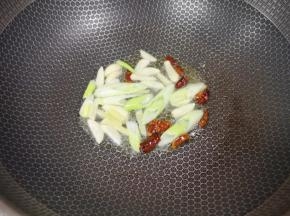 炒锅内倒适量的食用油烧热，下入葱姜蒜和干红辣椒炒香。