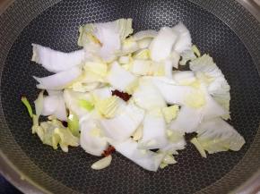 下入白菜帮子翻炒均匀。
