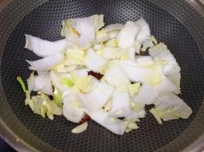下入白菜帮子翻炒均匀。