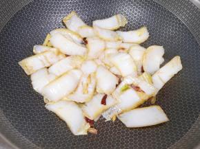 加入生抽和香醋，翻炒至白菜帮变软。