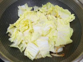 下入白菜叶。
