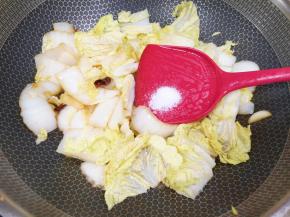 根据自己的口味放盐调味。