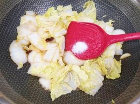 根据自己的口味放盐调味。