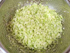 包菜切碎洗干净，放1勺盐搅拌均匀，静置20分钟左右腌至包菜出水。