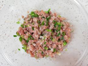 炒锅内倒入适量的调和油烧热，将热油浇在葱姜碎上面激出香味，搅拌均匀。