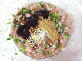 放十三香、生抽、味极鲜酱油、蚝油、盐和鸡精搅拌均匀。