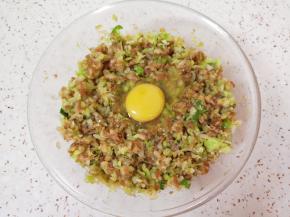 打入一个鸡蛋，放香油搅拌均匀。