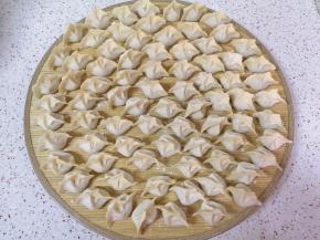 准备好饺子皮，包成自己喜欢的样子。