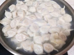 锅里放水烧开，下入饺子煮熟。