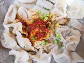 捞出放入大一点的盆里，放上葱花生姜碎，根据自己的口味放上辣椒粉和五香粉，锅里倒入调和油烧热，泼在辣椒粉上面，香味窜出。