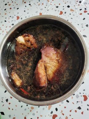 瘦肉清洗干净，放入锅中，加入生抽，老抽，蚝油，八角，桂皮，香叶，干辣椒，花椒，一勺鸡精，一个卤料包，再加入适量的清水，把瘦肉煮熟，能够轻松用筷子扎透就可以了！再在汤汁里面浸泡半天，让瘦肉充分入味儿！