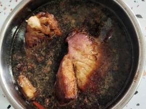 瘦肉清洗干净，放入锅中，加入生抽，老抽，蚝油，八角，桂皮，香叶，干辣椒，花椒，一勺鸡精，一个卤料包，再加入适量的清水，把瘦肉煮熟，能够轻松用筷子扎透就可以了！再在汤汁里面浸泡半天，让瘦肉充分入味儿！