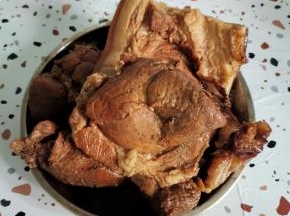 捞出控干水分，晾凉，放入冰箱冷藏保存！(如果卤的多，吃不了，可以分袋装好，放入冰箱冷冻保存！)