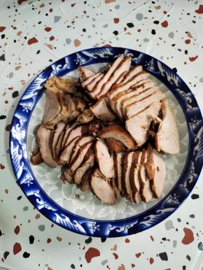 晾凉的瘦肉切成片备用！