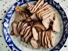 晾凉的瘦肉切成片备用！