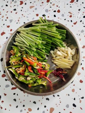 辣椒清洗干净切成块，韭菜梗切成段，蒜瓣切成小块，生姜切成丝，干辣椒切成段备用！