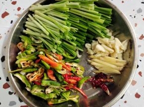 辣椒清洗干净切成块，韭菜梗切成段，蒜瓣切成小块，生姜切成丝，干辣椒切成段备用！