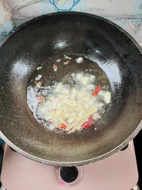 起锅烧油，放入生姜，蒜瓣，花椒，干辣椒爆香！