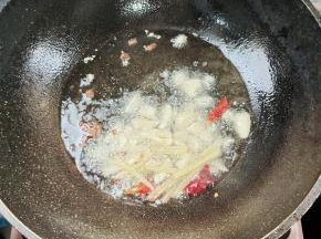起锅烧油，放入生姜，蒜瓣，花椒，干辣椒爆香！