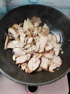 放入瘦肉，翻炒片刻！